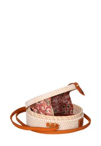 Borsa a cestino intrecciata rotonda in fibre naturali, con rivestimento in tessuto paisley rosso e tracolla in pelle marrone con dettagli metallici.