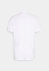 Polo blanc en mélange de coton avec col. Manches courtes et détail à l'empiècement arrière, design sans coutures, sans logos ni ornements.