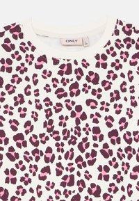 Maglietta bianca a girocollo con motivo a stampa leopardata in rosa e marrone scuro e etichetta del marchio "ONLY" all'interno del colletto.