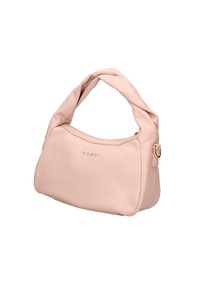 Borsa a mano in ecopelle rosa con manico annodato, chiusura con zip e branding discreto. Texture liscia con una forma arrotondata e dettagli dorati.