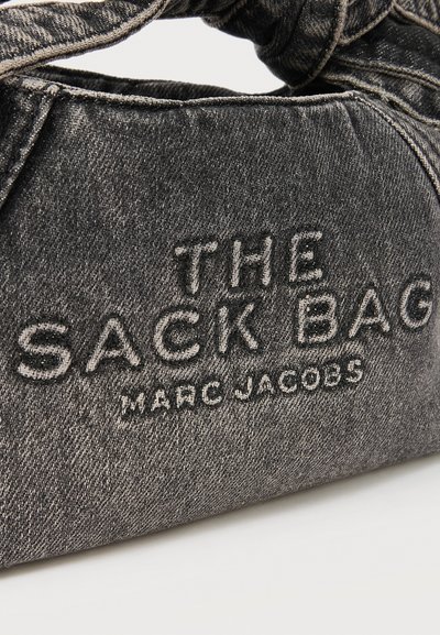 Σκούρο γκρι τσάντα από τζιν με πτυσσόμενο χερούλι, κεντημένη με το "THE SACK BAG MARC JACOBS" με νήμα που ταιριάζει.
