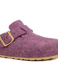 Sabot en feutre violet avec un nez arrondi, maintenu par une sangle à boucle dorée, et doté d'une semelle en caoutchouc beige. Détails de surface texturée visibles.