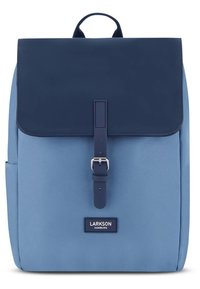 Lichtblauwe rugzak met een donkerblauwe klep, gespsluiting en een gestructureerde afwerking. Heeft een bovenhandvat en een merklabel aan de voorkant.