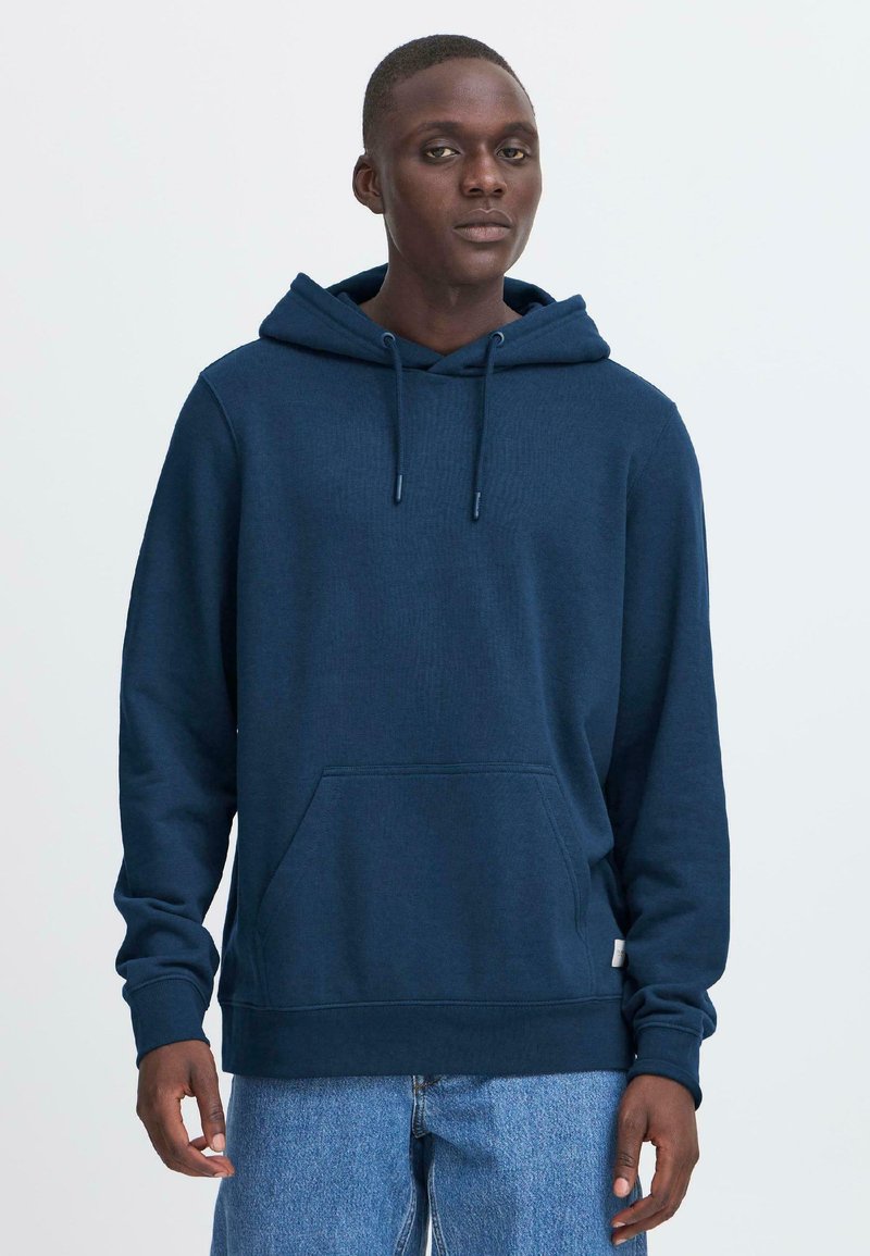Felpa blu navy realizzata in tessuto misto cotone, caratterizzata da una tasca frontale, cappuccio con cordino, polsini a costine e una superficie leggermente struttura.
