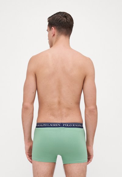 Zöld pamut boxernadrág sötétkék elasztikus derékpánttal, amelyen a "POLO RALPH LAUREN" felirat olvasható. Sima textúra; testhezálló sziluett.