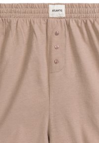 Jasnobeżowe bawełniane szorty z elastycznym paskiem w talii, z zapięciem na guziki składającym się z trzech guzików oraz małą metką z napisem "ATLANTIC."