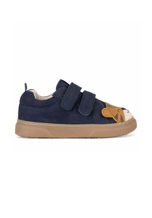 Zapatilla infantil azul marino con dos tiras de velcro y una suela de goma marrón claro, con un diseño de cara de tigre en la puntera.