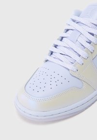Adidași din piele de culoare albastru deschis, cu vârf perforat, șireturi texturate albe și accente subtile de bej; finisaj neted cu guler și talpă căptușite.