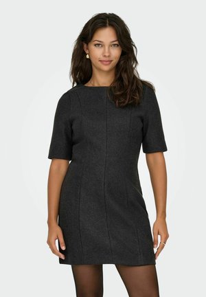 Robe ajustée à manches courtes en tissu gris foncé avec un design structuré, comportant des coutures et un col rond.