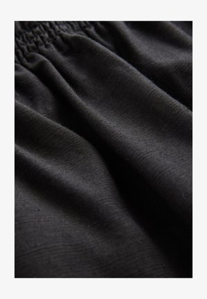 Juoda medžiaga su minkštu, tekstūruotu paviršiumi. Turi surinktų detalių, kurios suteikia laisvą, tekantį vaizdą sklandžioje, lengvoje medžiagoje.