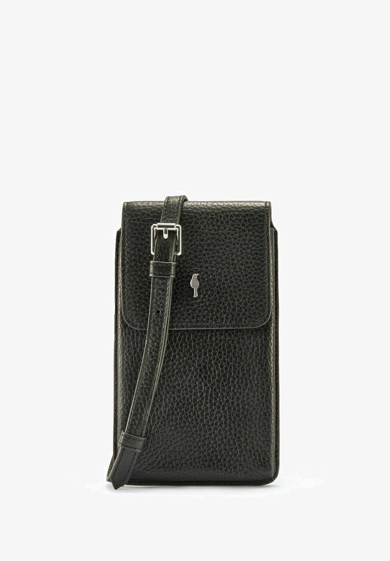 Czarna skórzana torba na ramię o teksturowanym wykończeniu, prostokątnym kształcie, zamykana na klapkę, z akcentem w kolorze srebrnym w postaci logo. Regulowany pasek.