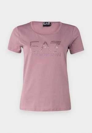 T-shirt rosa chiaro a maniche corte con scollo rotondo, decorata con strass e la scritta "EA7" e "Emporio Armani" stampato sotto.