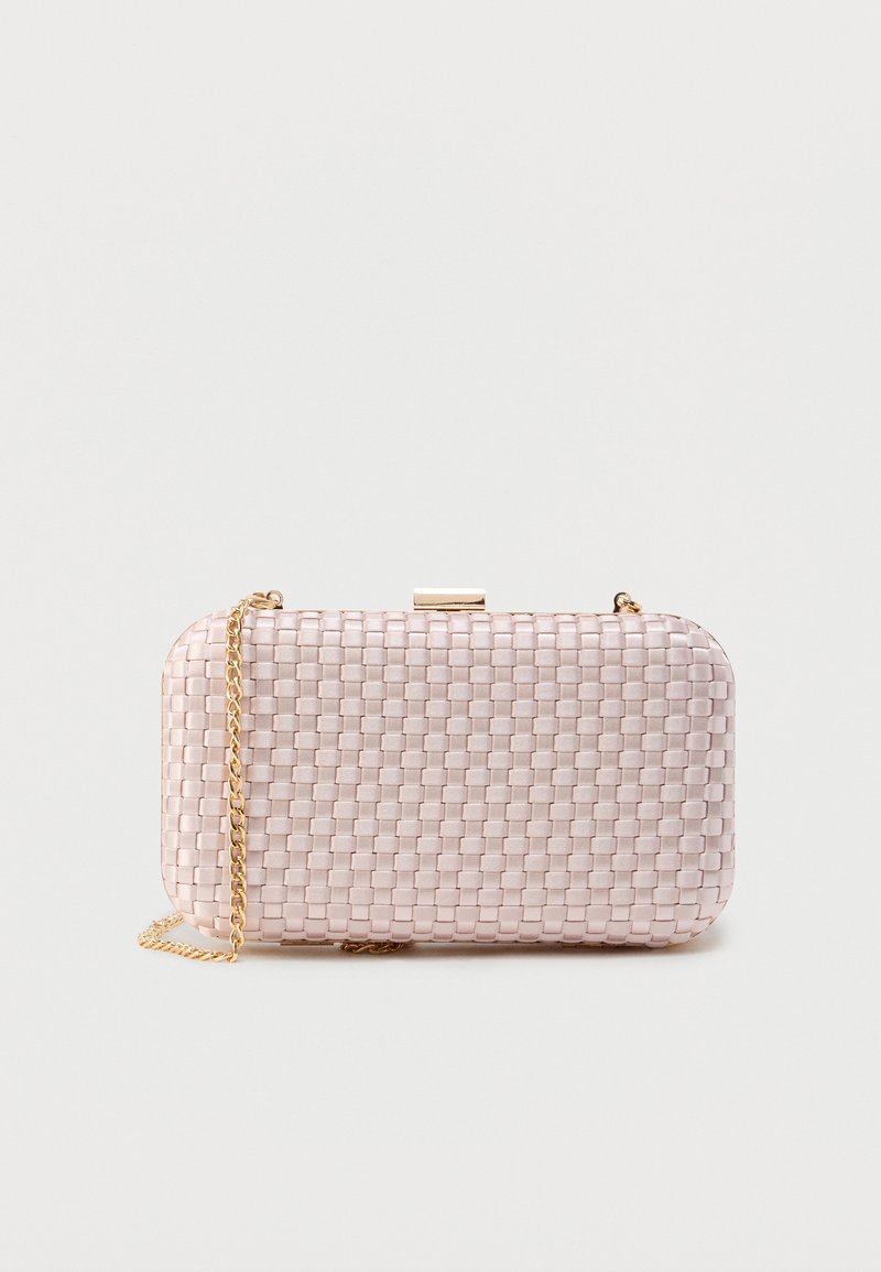 Pochette rose tissée avec une bandoulière en chaîne dorée, forme rectangulaire, texture lisse, et une fermeture à fermoir en haut.