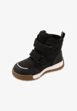 Czarne sportowe buty sięgające kostki z rzepami, teksturowanym wierzchem, białymi i szarymi akcentami oraz gumową podeszwą. Gruby design z wyściełanym kołnierzem.