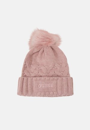Lichtroze gebreide wintermuts met een pluizige pompon bovenop en een omgeslagen boord geborduurd met het "GUESS"-logo.