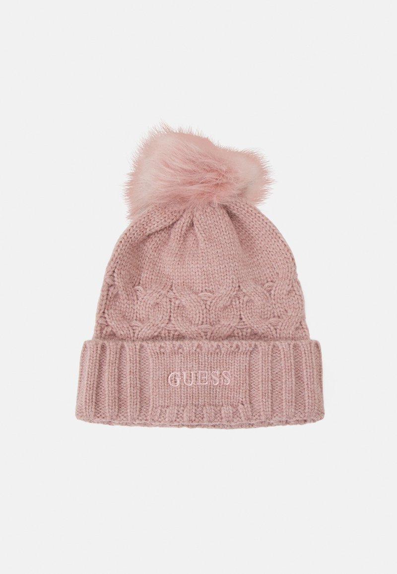 Bonnet d'hiver tricoté rose clair avec un pompon duveteux sur le dessus et un revers brodé du logo "GUESS".