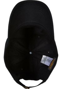 Fekete baseball sapka strukturált koronával, ívelt nappal és belső textil címkékkel. Varrott részletek és szellőző lyukak láthatók.
