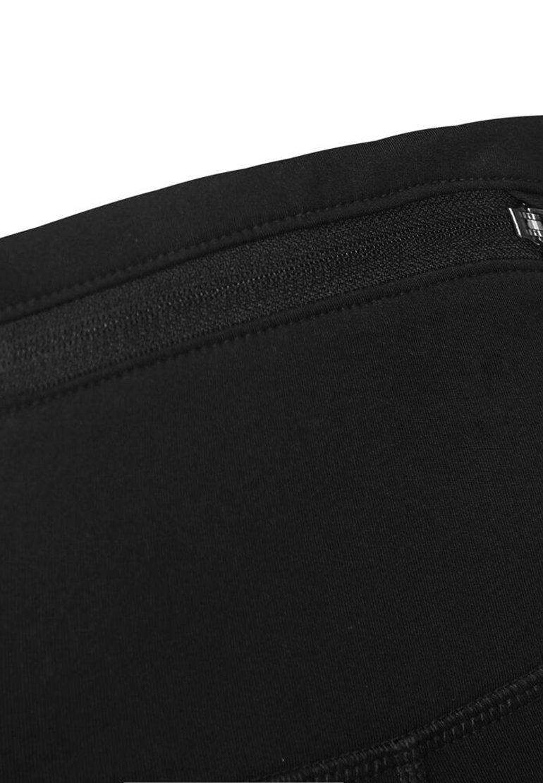 Schwarzer Stoff mit glatter Textur, ausgestattet mit einem verdeckten Reißverschluss an der Oberseite für sicheren Verschluss und zusätzliche Funktionalität.