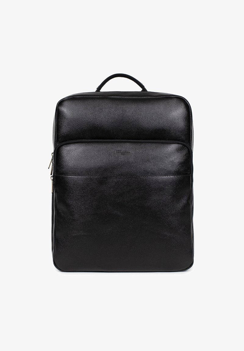 Zaino in pelle nera con una superficie liscia, forma rettangolare, maniglia superiore e tasca frontale con zip per ulteriore spazio di stivaggio.