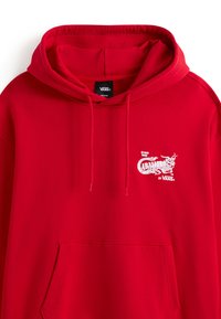 Sudadera con capucha media roja de Vans con bolsillo delantero y logotipo blanco de dragón "Caballero by Vans" en el pecho izquierdo.