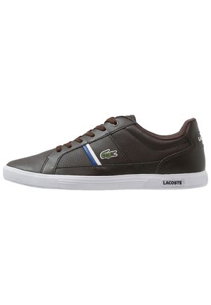 Mørkebrune lave Lacoste sneaker med hvid sål, brune snørebånd, blå og hvid sidestribe og grønt krokodillelogo.