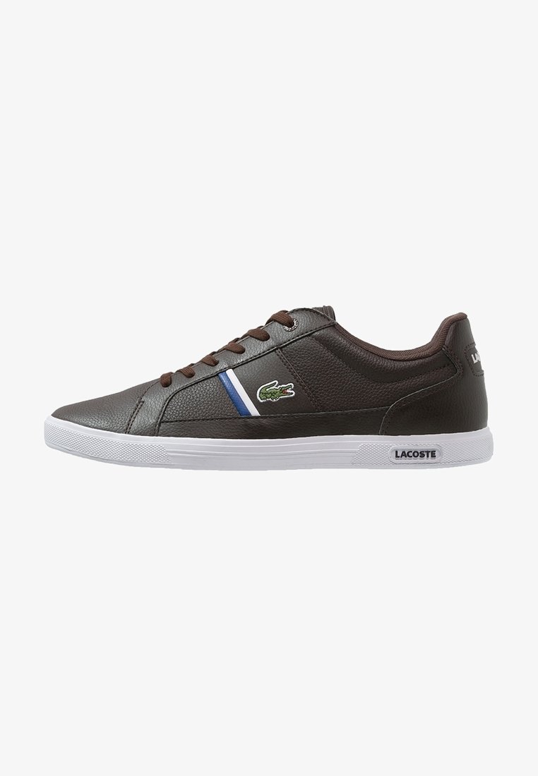 Baskets basses Lacoste marron foncé avec semelle blanche, lacets marron, bande latérale bleue et blanche, et logo crocodile vert.
