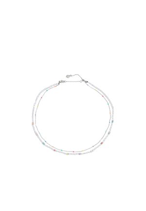 Collar de capas multicolores que presenta pequeñas cuentas y cadena de plata. Formas y colores variados, con cierre de gancho y longitud ajustable.