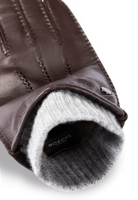 Brauner Lederhandschuh mit grauem gestricktem Bündchen und Druckknopf, der das Label "ROECKL MÜNCHEN" im Inneren des Bündchens zeigt.
