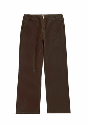 Pantaloni larghi marroni realizzati in tessuto liscio; presentano tasche frontali e zip per la chiusura. Nessun motivo o accento visibile.