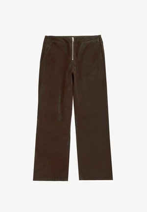 Brązowe, szerokie spodnie wykonane z gładkiego materiału; posiadają przednie kieszenie i zamek błyskawiczny jako zapięcie. Brak widocznych wzorów lub akcentów.