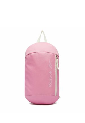 Mochila rosa de Reebok con cremallera y asa blancas, con el logo de Reebok impreso verticalmente en la parte frontal.