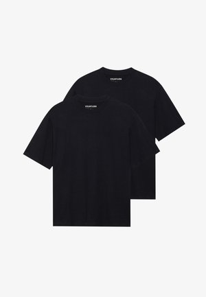 Sorte bomulds T-shirts i en pakke med to, der har en klassisk rund hals, korte ærmer og en afslappet pasform. Du kan se mærket "YOURTURN".