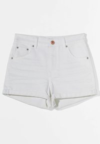 Shorts di denim bianco con risvolti, chiusura con bottone frontale e dettagli in rivetti sulle tasche anteriori, posati su uno sfondo bianco.