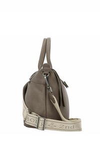Borsa rotonda in pelle taupe con superficie testurizzata, due manici corti e una tracolla regolabile beige con dettagli del logo.
