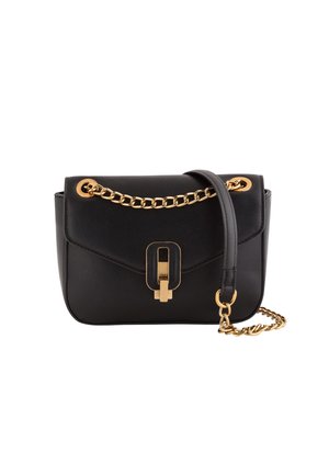 Schwarze Lederhandtasche mit goldener Kettenriemen und -hardware. Rechteckige Form, mit einer Frontklappe und einem goldenen Verschlussdetail. Strukturiert Oberfläche.
