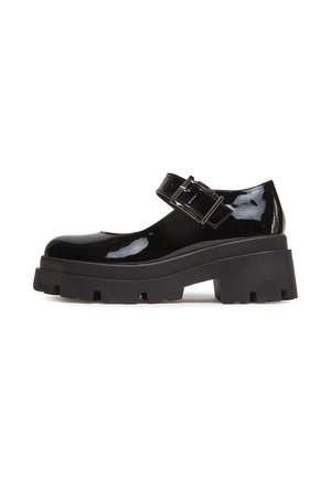 Schwarze Mary Jane Schuhe aus lackiertem Leder mit einer dicken, profilierten schwarzen Sohle und einem seitlichen Schnallenriemen. Abgerundete Spitze und glatte Oberfläche.
