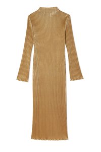 Robe longue ajustée en métal doré avec une texture côtelée verticale, col haut et manches évasées, présentant un ourlet à dents de scie.