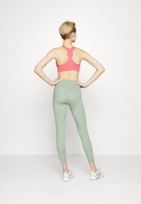 Nike Performance BRA - Sutiã desportivo de suporte médio - pink/schwarz