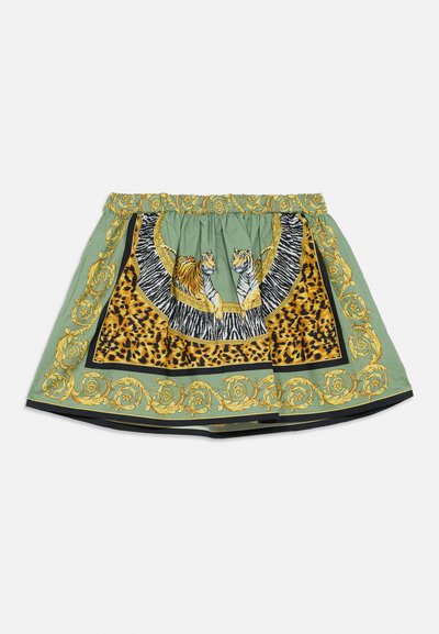 Groene rok met gouden barokpatronen en dierenprints met twee tijgers en luipaardvlekken op het voorpaneel.