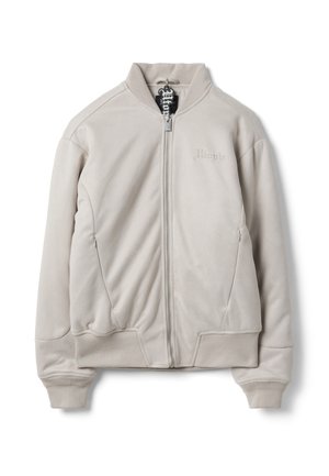 Chaqueta beige clara con cremallera, con cuello, puños y bajo acanalados, con bolsillos laterales y texto bordado sutil en el pecho.