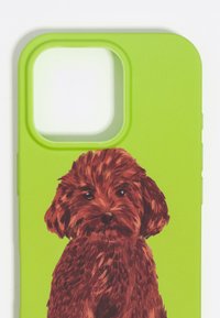 Funda de teléfono verde brillante con una ilustración texturizada de un perro marrón con pelo rizado y ojos prominentes, con recorte para la cámara.