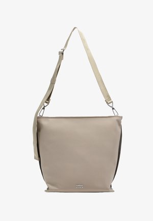 Smėlio spalvos peties krepšys su tekstūruotu paviršiumi, reguliuojama dirželiu ir logotipo akcentu. Turi paprastą, stačiakampę formą su kontrastingomis šoninėmis dalimis.