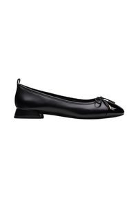 Ballerine en cuir noir avec talon bas, bout rond brillant, et petit nœud décoratif avec embouts métalliques à l'avant.