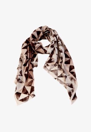 Brunt og beige mønstret tørklæde med geometriske trekanter, lavet af blødt stof med frynset kant, stylet draperet over en hvid top.