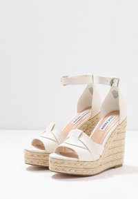 Steve Madden SIVIAN - Sandálias de salto alto - white