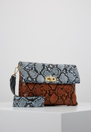 Rechthoekige schoudertas met een bruin en blauw slangenhuidpatroon, gouden sluiting en afneembare bijpassende band, weergegeven op een witte ondergrond.