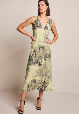 Next REGULAR FIT - Freizeitkleid - brown scenic print