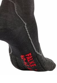 Calcetín negro con acentos grises, textura acanalada y letras rojas. Diseñado para la comodidad, con áreas reforzadas en el talón y la puntera.