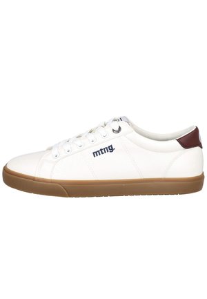 Zapatilla blanca de corte bajo con suela marrón y lengüeta en el talón, cordones blancos y logo de "mtng" en el lateral.