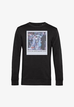 Zwarte sweatshirt met lange mouwen met een centrale afbeelding van twee figuren in een kamer, met de tekst "KAN IK NIET MEER KLEDING DRAGEN" eronder.